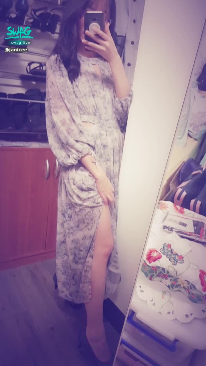 janicee : 牆邊的高跟鞋美腿👠
拉高開衩♥️
挖空處透出的內衣🌹
性感新衣💗
new dress😍
#黑髮 #長髮 #眼鏡 #眼鏡妹 #黑框 #粗框 #挖空 #洋裝 #裙擺 #美腿 #sexy #露腰 #bra #高跟鞋 #highheels #dress