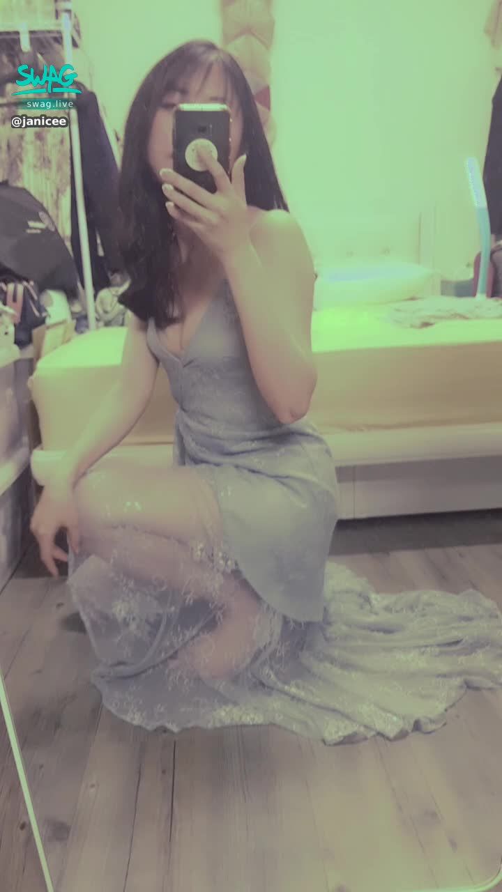 janicee : 蹲低的美腿💓
難得擦個指甲油🎀
蕾絲長禮服🌸
一直跑出來的nu bra💖
三角地帶只用蕾絲蓋住😈
lace gown💙
#細肩帶 #禮服 #深V #低胸 #隱形胸罩 #美腿 #洋裝 #蕾絲 #肩膀 #黑髮 #乳溝 #赤腳 #指甲油 #長髮 #鎖骨 #赤腳 #裸足 #性感 #nubra #gown #lace