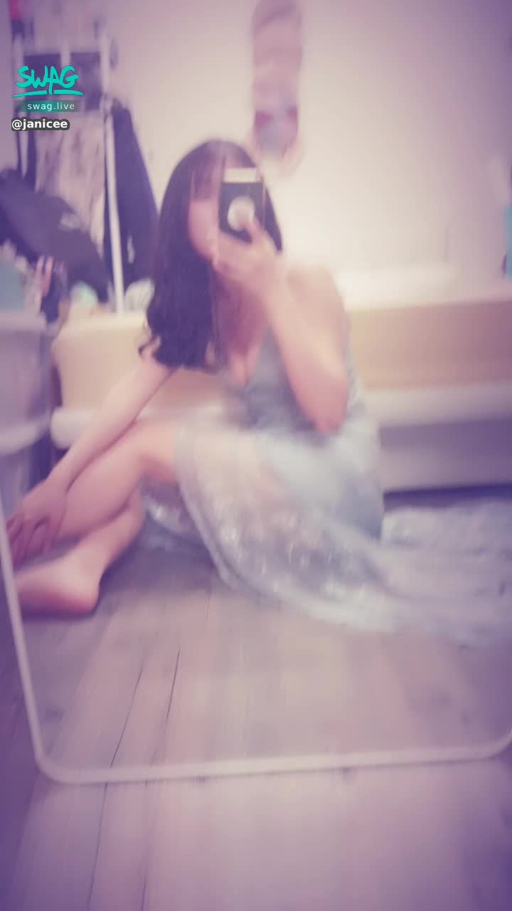 janicee : 地板上的性感深V⭐
蕾絲長禮服🌸
一直跑出來的nu bra💖
三角地帶只用蕾絲蓋住😈
lace gown💙
#細肩帶 #禮服 #深V #低胸 #隱形胸罩 #美腿 #洋裝 #蕾絲 #肩膀 #黑髮 #乳溝 #赤腳 #指甲油 #長髮 #鎖骨 #赤腳 #裸足 #性感 #nubra #gown #lace