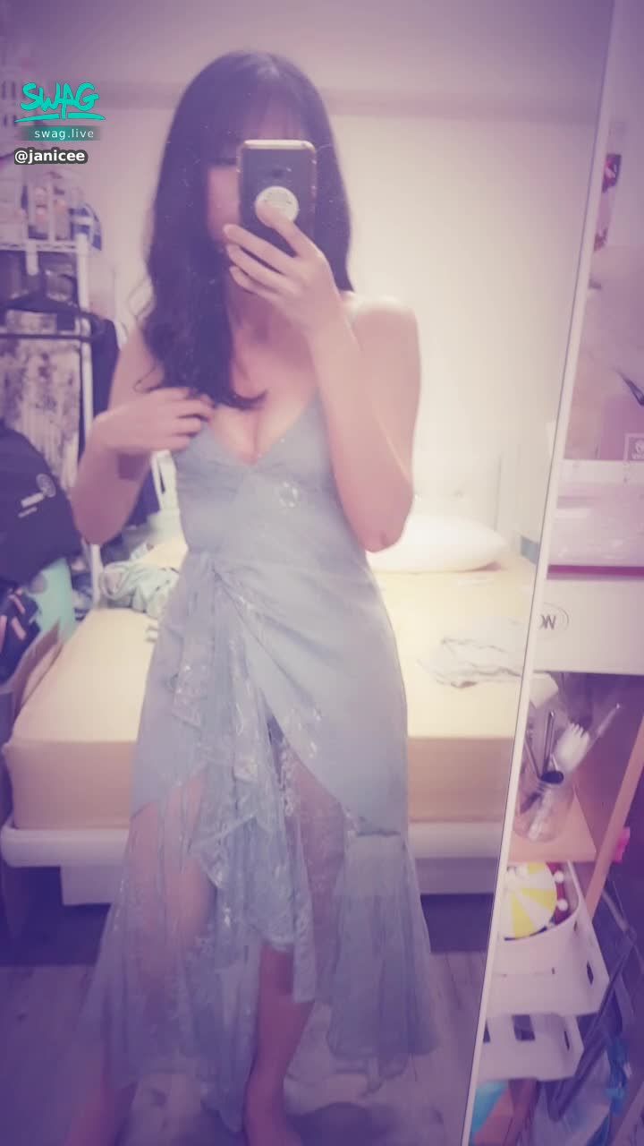 janicee : 旋轉時的蕾絲魚尾🎀
蕾絲長禮服💚
一直跑出來的nu bra💖
只用蕾絲蓋住小褲的三角地帶👀
lace gown💙
#細肩帶 #禮服 #深V #低胸 #隱形胸罩 #美腿 #洋裝 #蕾絲 #肩膀 #黑髮 #乳溝 #赤腳 #指甲油 #長髮 #鎖骨 #赤腳 #裸足 #性感 #nubra #gown #lace