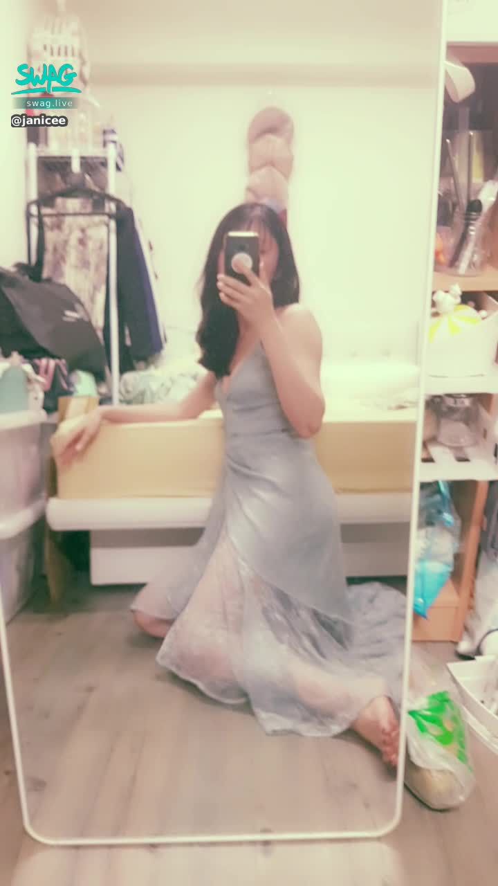 janicee : 穿低胸衣服就會一直跑出來見客的nu bra😥
性感蕾絲長洋裝🎀
三角地帶只用蕾絲蓋住😈
lace gown💙
#細肩帶 #禮服 #深V #低胸 #隱形胸罩 #美腿 #洋裝 #蕾絲 #肩膀 #黑髮 #乳溝 #赤腳 #指甲油 #長髮 #鎖骨 #赤腳 #裸足 #性感 #nubra #gown #lace