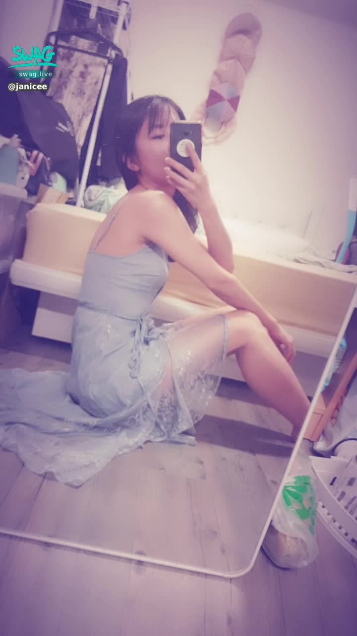 janicee : 蕾絲下的大長腿💙
穿禮服要去哪裡呢🌹？
一直跑出來的nu bra💖
三角地帶只用蕾絲蓋住😈
lace gown💖
#細肩帶 #禮服 #美腿 #洋裝 #蕾絲 #肩膀 #黑髮 #赤腳 #指甲油 #長髮 #赤腳 #裸足 #性感 #nubra #gown #lace