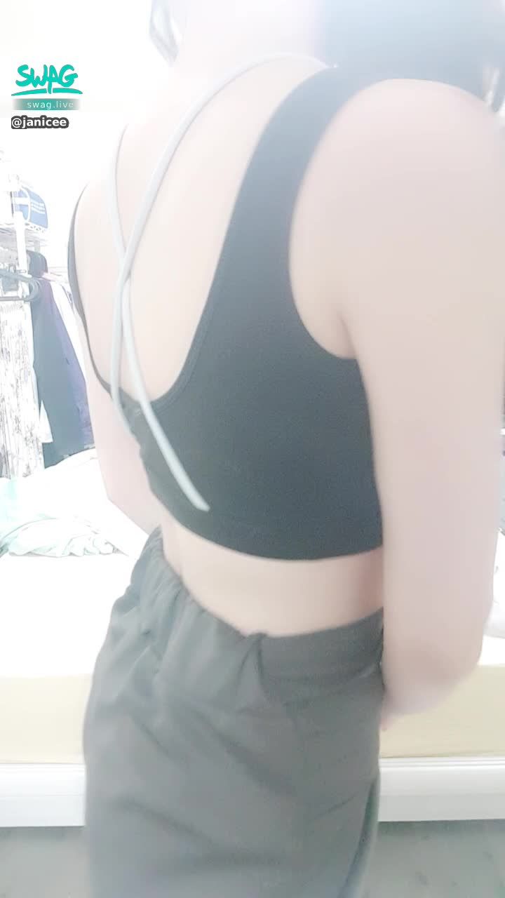 janicee : 轉一圈💖
背後的交叉飾帶🎀
運動內衣與短褲的褲底💚
短褲與腳趾的指甲油♥️
nail polisher💙
#內衣 #sexy #black #性感 #黑髮 #長髮 #乳溝 #低胸 #短褲 #美腿 #赤腳 #裸足 #鎖骨 #指甲油 #眼鏡 #粗框 #黑框 #露腰 #褲底