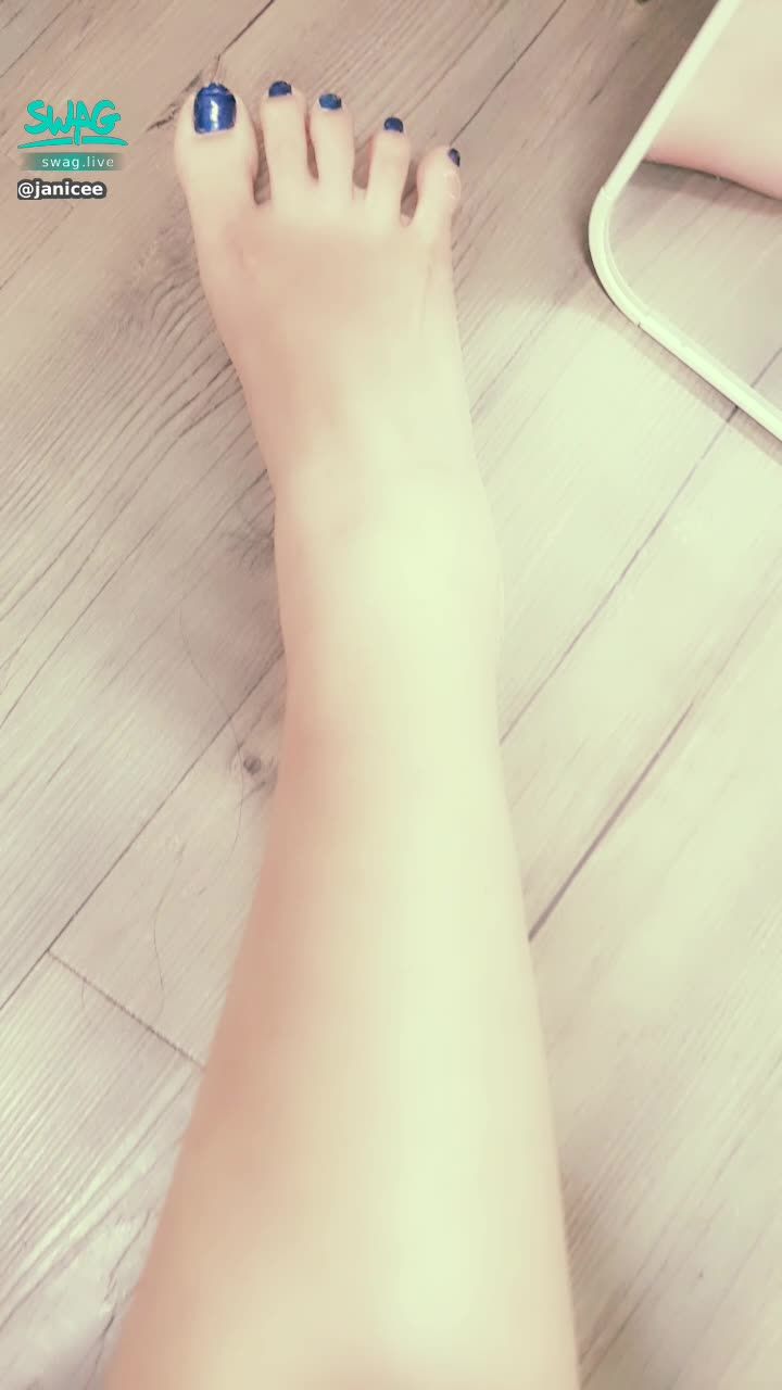 janicee : 近拍美腿的肌膚💙
深V的誘惑🌹
轉身撥頭髮時露出內衣🎀
低胸蕾絲睡衣💚
silky touch💗
#內衣 #sexy #black #性感 #黑髮 #長髮 #乳溝 #低胸 #開衩 #美腿 #赤腳 #裸足 #鎖骨 #指甲油 #睡衣 #bra #乳溝 #蕾絲 #腳底