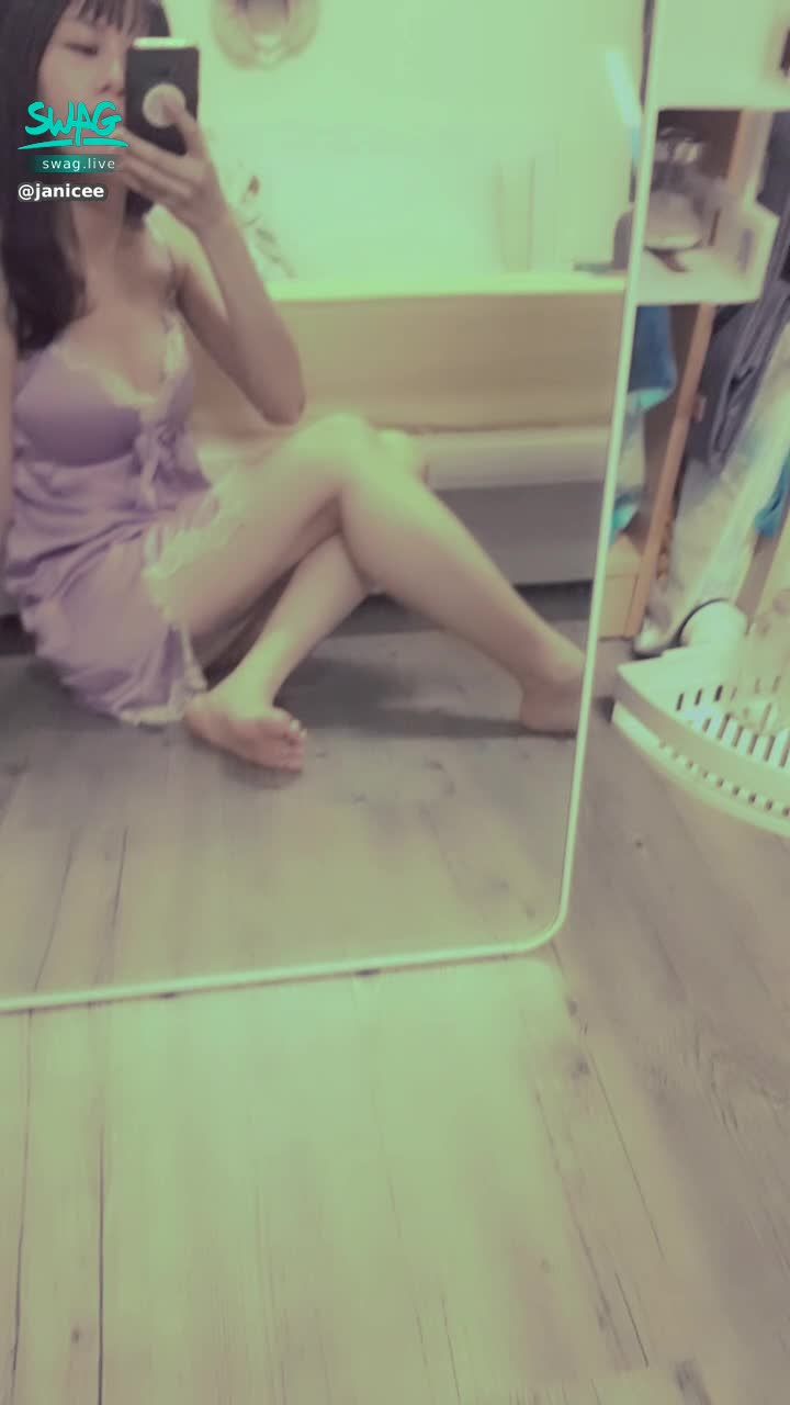 janicee : 深V與開衩的誘惑🌹
轉身時露出內衣💙
低胸蕾絲睡衣💚
silky touch💗
#內衣 #sexy #black #性感 #黑髮 #長髮 #乳溝 #低胸 #開衩 #美腿 #赤腳 #裸足 #鎖骨 #指甲油 #睡衣 #bra #乳溝 #蕾絲 #腳底