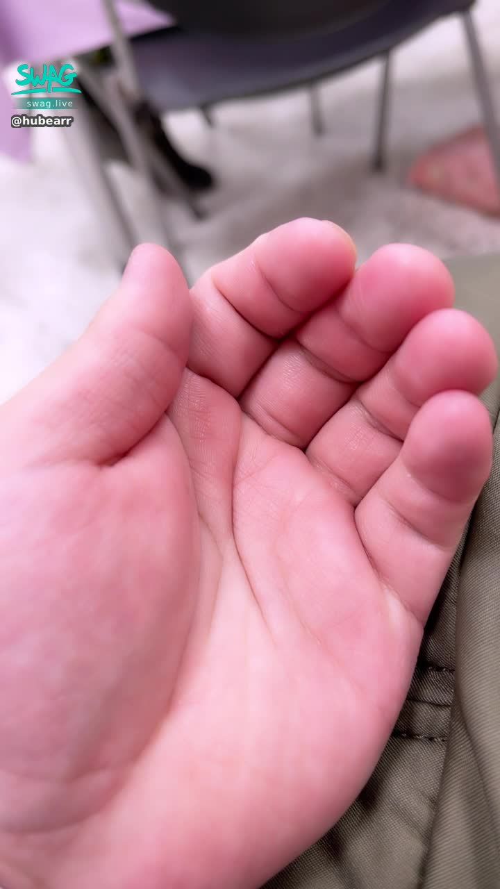 h*****r : 溫暖的手，希望今天冷冷的溫暖你們的心