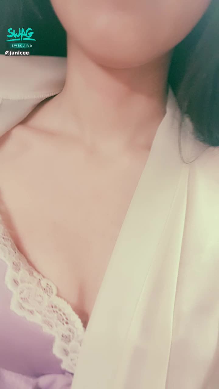 janicee : 罩衫下誘人的身材😈
胸口蕾絲下的深溝♥️
allure⭐
#內衣 #sexy #black #性感 #黑髮 #長髮 #乳溝 #低胸 #開衩 #美腿 #赤腳 #裸足 #鎖骨 #指甲油 #睡衣 #bra #乳溝 #蕾絲