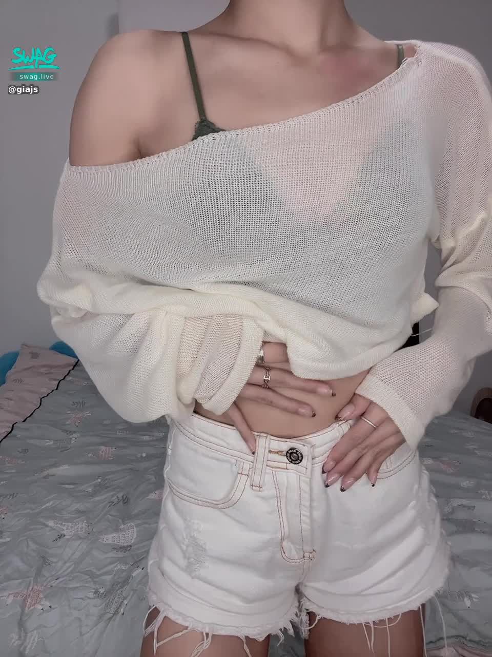 giajs : 今天是難得的一整套內衣內褲😳難得穿這麼美的內衣褲～你喜歡嗎❤️
我也不會說私訊解鎖的小褲褲是透紗款🤫
#禮拜三晚上10點陪我直播❤️ #私訊解鎖更辣的 #小褲褲 #蕾絲內褲 #騷 #性感 #sexy #吃飯約會 #giajs #然然