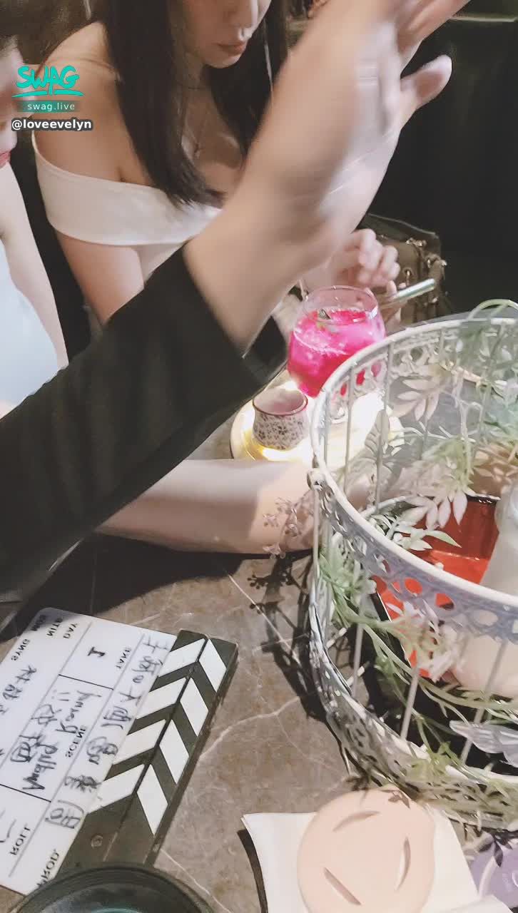 loveevelyn : 這杯調酒好鬧，色色的~~~😈
和亭亭一起幫月兒慶生

#lovelymoon
#lovejulia