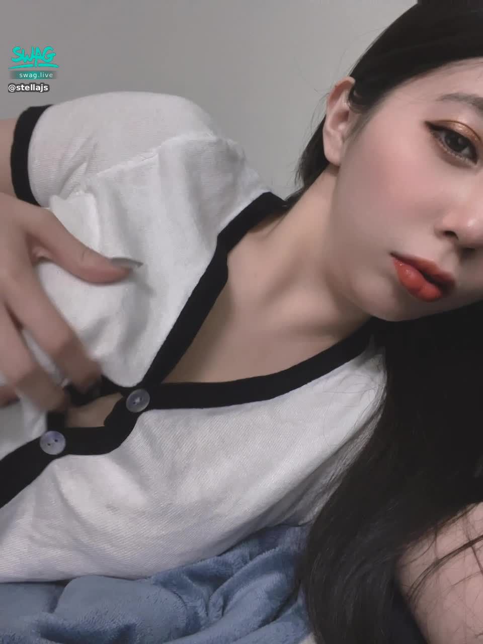 stellajs : 每次穿這件衣服胸部都很容易爆開😈😈真的是很困擾耶🤣🤣🤣
#葡萄 #奶 #揉奶 #週六晚上9點直播