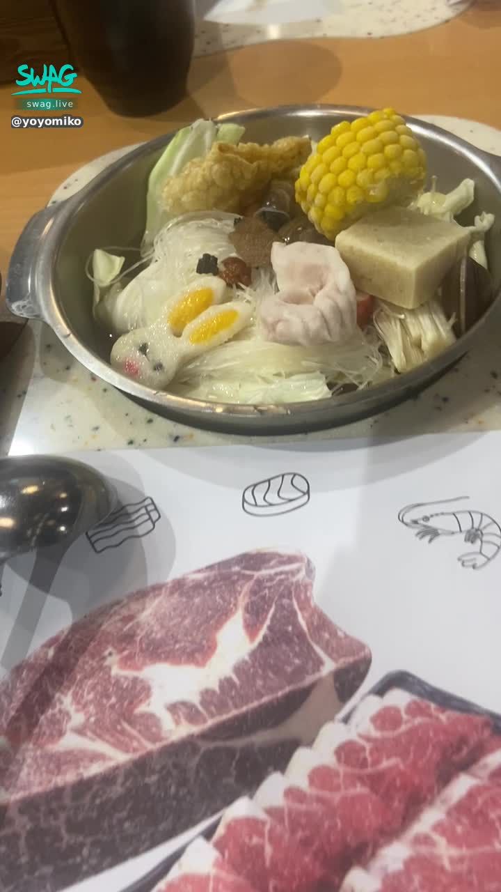 yoyomiko : 說好的路邊攤沒吃到🥺因為昨天下雨，哥哥聽蜜可說吃燒酒蝦也會醉😆馬上點一鍋給我吃～臉都紅了😳😳😳
等我搬完家就可以跑遠一點約會囉！
五月底之前有優惠名額，快私訊我要約蜜可💕帶我去吃吃喝喝