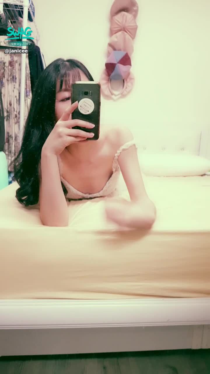 janicee : 放下一側肩帶😈
透出的乳暈♥️
床上趴著💙
花嫁系紗質睡衣🌸
white chiffon💋
#長髮 #黑髮 #貼身 #性感 #低胸 #長腿 #美腿 #赤腳 #裸足 #美足 #鎖骨 #sexy #指甲油 #睡衣 #細肩帶 #夢幻 #美胸