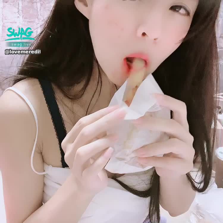 lovemeredith : 🍟
《端午節快樂，今天週業績還沒達標🥺今天晚上猜薇薇幾點直播來》
地瓜薯用吸的比較好吃，你看薇薇的粉唇吸立讓你有沒有很有感覺呢？濕💦薇薇
😜

🧝🏻‍♀️美騷氣息vivi的第一隻長片粉粉請享用
喜歡麻煩幫我按讚👍
https://go.swag.live/P9hksoBFhiXaYkGs8

㊙️包月vip 

💎
通常而言，降低個體繁殖率被視為同性相吸可能造成的後果，但這並不存在於基因庫中。
🎀

20:000-22:00&早上下午不定時出沒
 送首頁指定禮物🎁得隱藏版片片
 濕訊讓你射好舒服睡😴