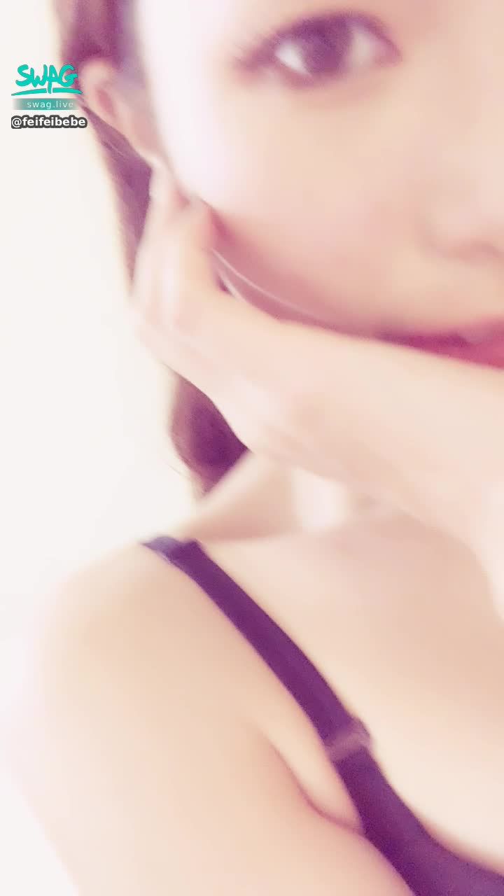 feifeibebe : 聽說愛笑的女生 男生特別喜歡… 那你喜歡我嗎？😜