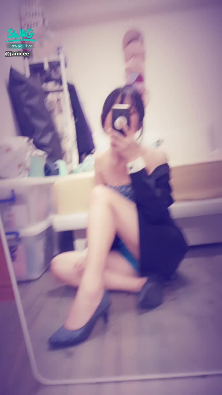 janicee : 曝光的小褲💓💓💓
打開雙腿🌹
性感M字腿😈😈😈
襯衫下的馬甲⭐
找了很久才買到胸部鏤空的衣服♥️
還只剩L號，送去改的錢比買一件貴兩倍🤣
sexy denim🌹
#denim #長髮 #黑髮 #長腿 #美腿 #美足 #短褲 #sexy #馬甲 #露胸 #鏤空 #性感 #牛仔 #馬尾 #鎖骨 #高跟鞋 #單寧 #M字腿