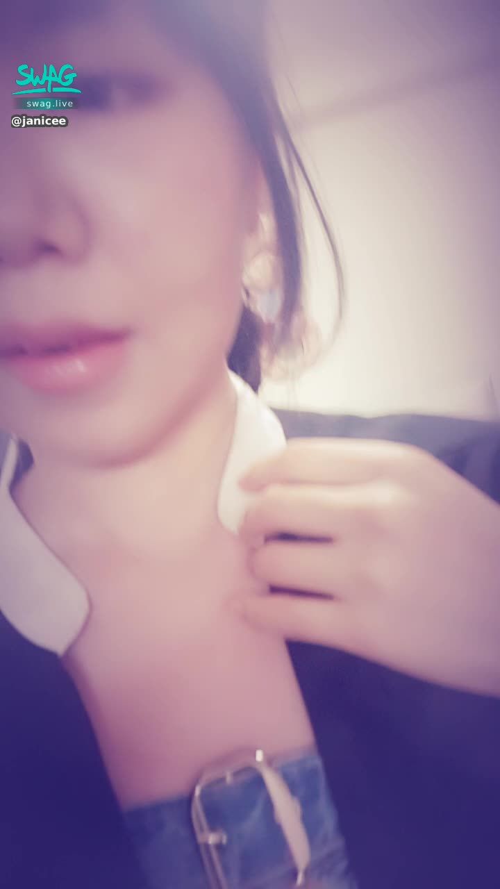 janicee : 舔嘴唇與揉胸的性感誘惑😈😈😈😈
前鏡頭的第一人稱視角👀
襯衫下的馬甲💗
找了很久才買到胸部鏤空的衣服♥️
網站只剩L號，送去改的錢比買一件貴兩倍🤣
sexy denim🌹
#denim #長髮 #黑髮 #長腿 #美腿 #美足 #短褲 #sexy #馬甲 #露胸 #鏤空 #性感 #牛仔 #馬尾 #鎖骨 #高跟鞋 #單寧