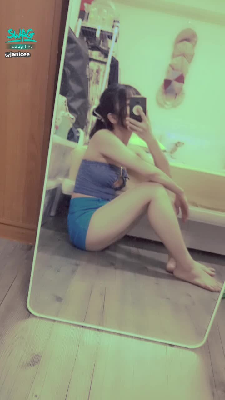 janicee : 抱著膝蓋的坐姿💖
鏤空胸部的馬甲💗
剛改好的衣服💓
sexy denim🌹
#denim #長髮 #黑髮 #長腿 #美腿 #赤腳 #裸足 #美足 #短褲 #sexy #指甲油 #馬甲 #露胸 #鏤空 #性感 #牛仔 #馬尾 #鎖骨 #腳底