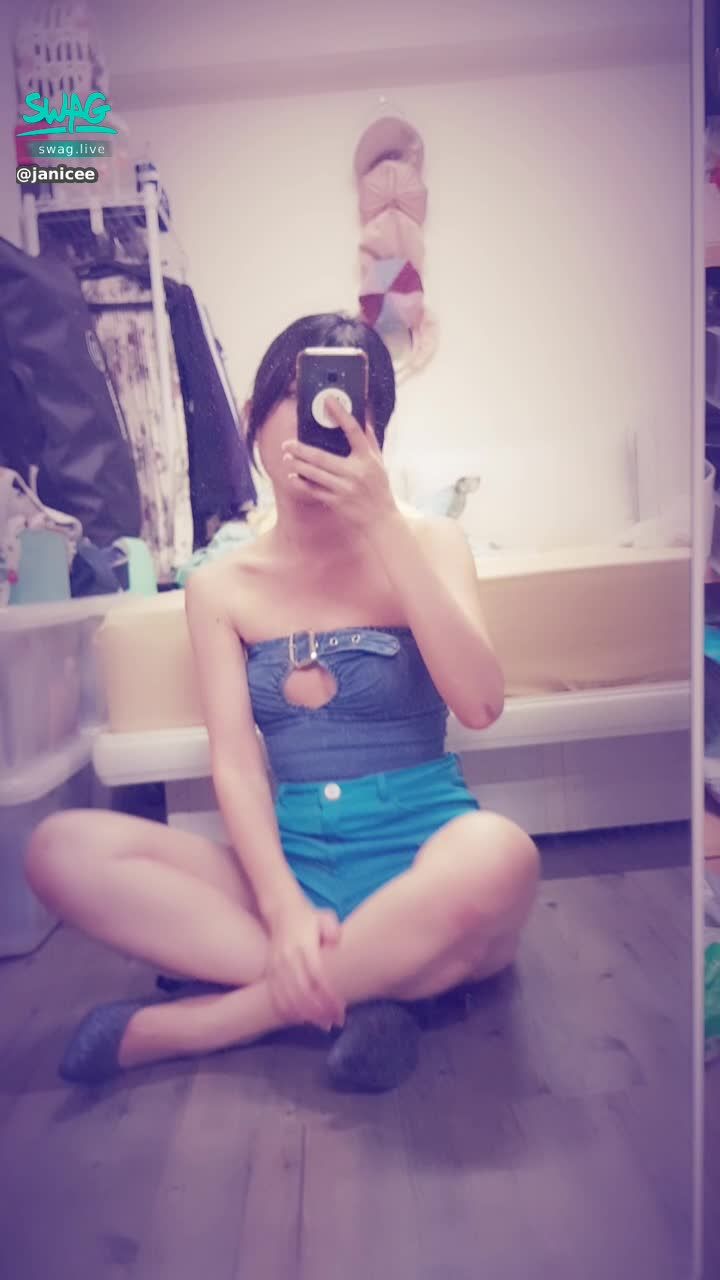 janicee : 把衣服往上拉💋
看見胸部的彈性💖
鏤空胸部的馬甲💗
剛改好的衣服💓
sexy denim🌹
#denim #長髮 #黑髮 #長腿 #美腿 #美足 #短褲 #sexy #指甲油 #馬甲 #露胸 #鏤空 #性感 #牛仔 #馬尾 #鎖骨 #高跟鞋