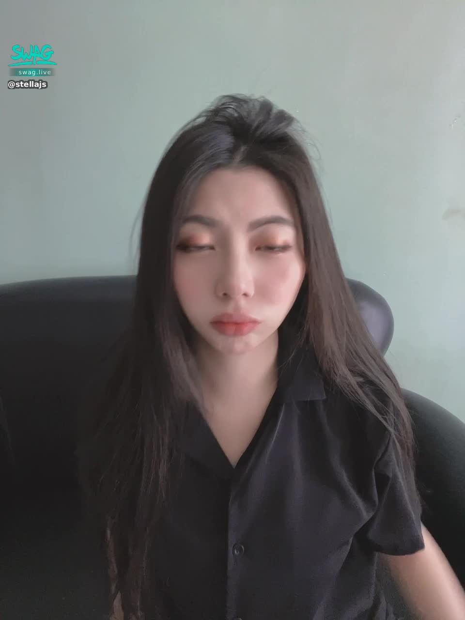stellajs : 家裡沒人在客廳脫衣服了🥺🥺🥺OL襯衫底下的葡萄🍇#葡萄 #週二晚上9點直播 #奶 #脱 #乳 #OL