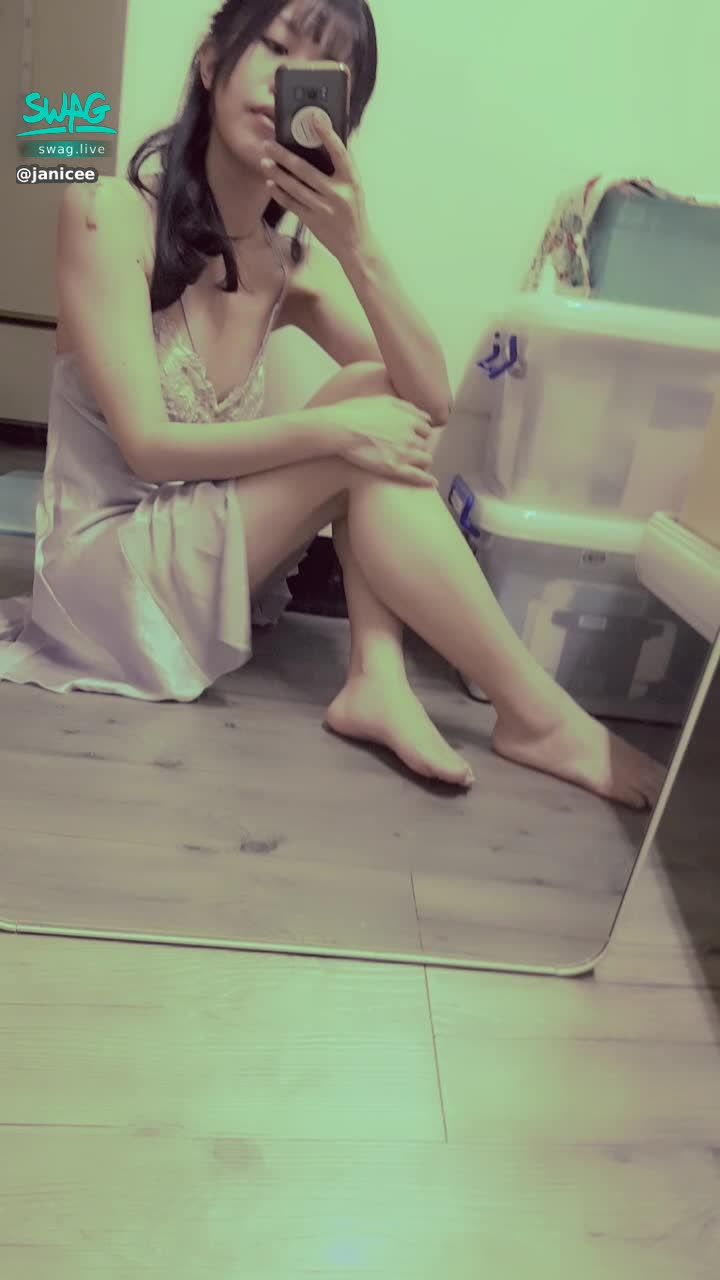 janicee : 摸摸美腿💙
胸口的深V😈
地板上坐著💓
睡衣的半透明裙擺💖
光腳與美背⭐
silky night gown🎀
#長髮 #黑髮 #長腿 #美腿 #赤腳 #裸足 #美足 #短裙 #sexy #睡衣 #氣質 #細肩帶 #絲質 #美背 #低胸