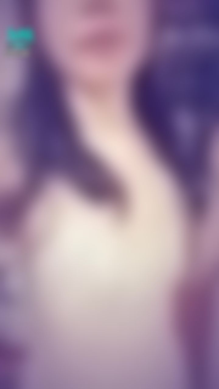 janicee : 舔舔嘴唇💗💗💗
拉下肩帶💋
睡衣的半透明裙擺💖
光腳與美背⭐
silky night gown🎀
#長髮 #黑髮 #長腿 #美腿 #赤腳 #裸足 #美足 #短裙 #sexy #睡衣 #氣質 #細肩帶 #絲質 #美背 #嘴唇 #舌頭 #腋下