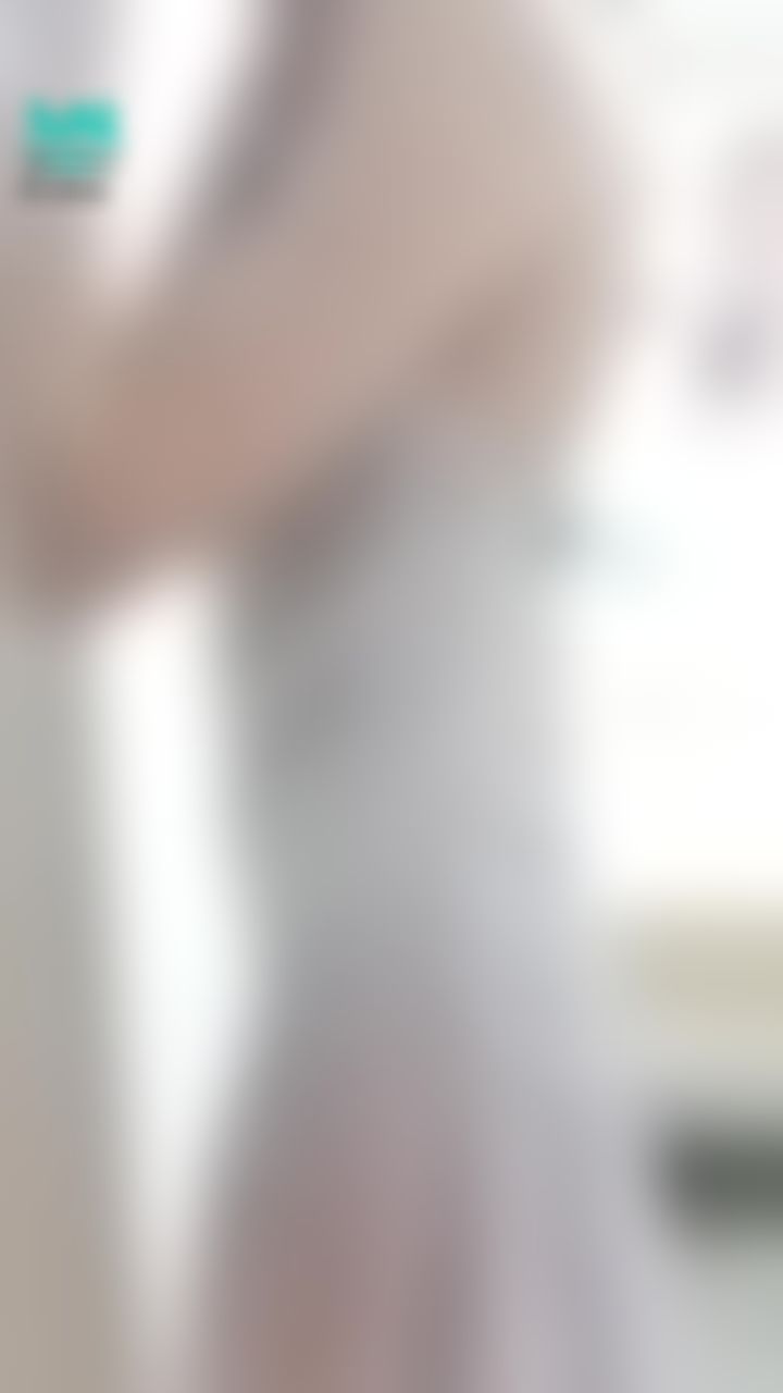 janicee : 放下細肩帶，揉胸的誘惑😈
晨光下的慵懶姿態♥️
伸個懶腰💖
睡衣的半透明裙擺⭐
光腳與美背🌹
silky night gown🎀
#長髮 #黑髮 #長腿 #美腿 #美足 #短裙 #sexy #睡衣 #氣質 #細肩帶 #絲質 #美背 #低胸 #揉胸 #鎖骨