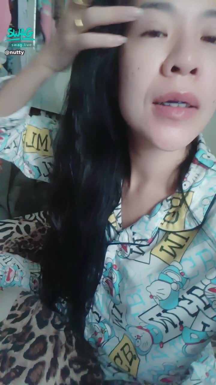 nutty : It's too hot to take a bath towel. Nipples can already be seen 👌🤤💦 #Thai girl #chest #pussy