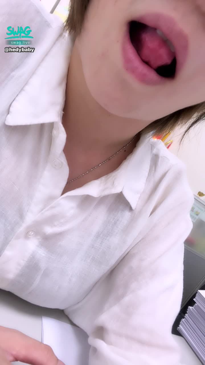 hedybaby : 今天同事都在😢不能偷玩🥺