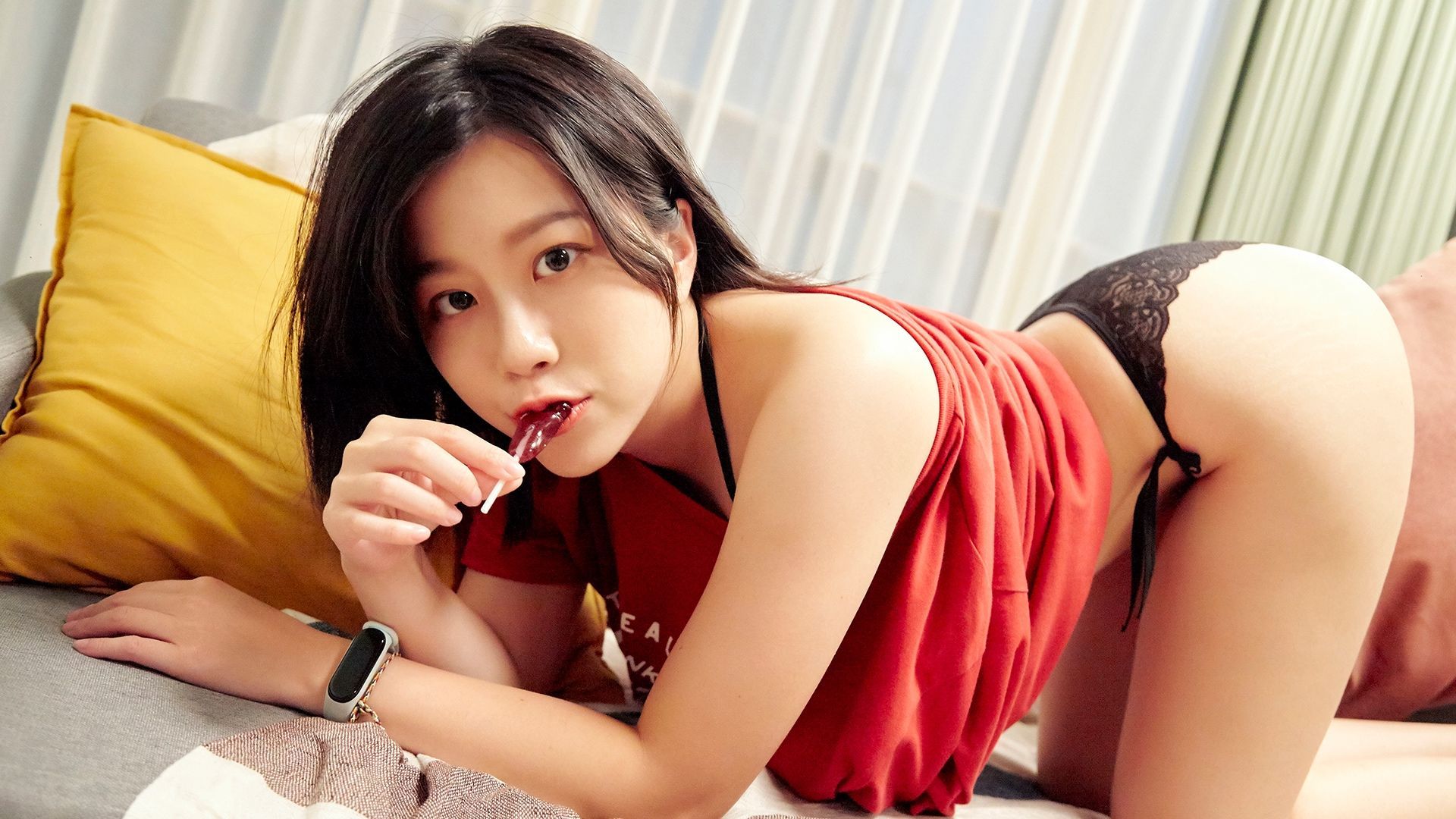 swag : 有這種女友真好運！身為一個只愛抱怨工作、只愛玩手遊的宅男，女友九安 @cutejoanne 還是不離不棄，今天下班後躺在沙發上打電動，褲子卻被九安給脫掉了，她先含了一口熱水就包裹住肉棒，這溫暖的感覺真是太舒服了！
沒想到挑逗還沒結束，嘴裡倒了一口跳跳糖又吞吐了起來，理智線就快斷裂的一刻，她又咬著冰塊繼續口交，這次再也不忍了，丟掉手機，今晚就要在沙發上瘋狂衝刺，不到高潮不停止！
#口爆 #口交 #白虎 #眼鏡 #沙發 #SWIC