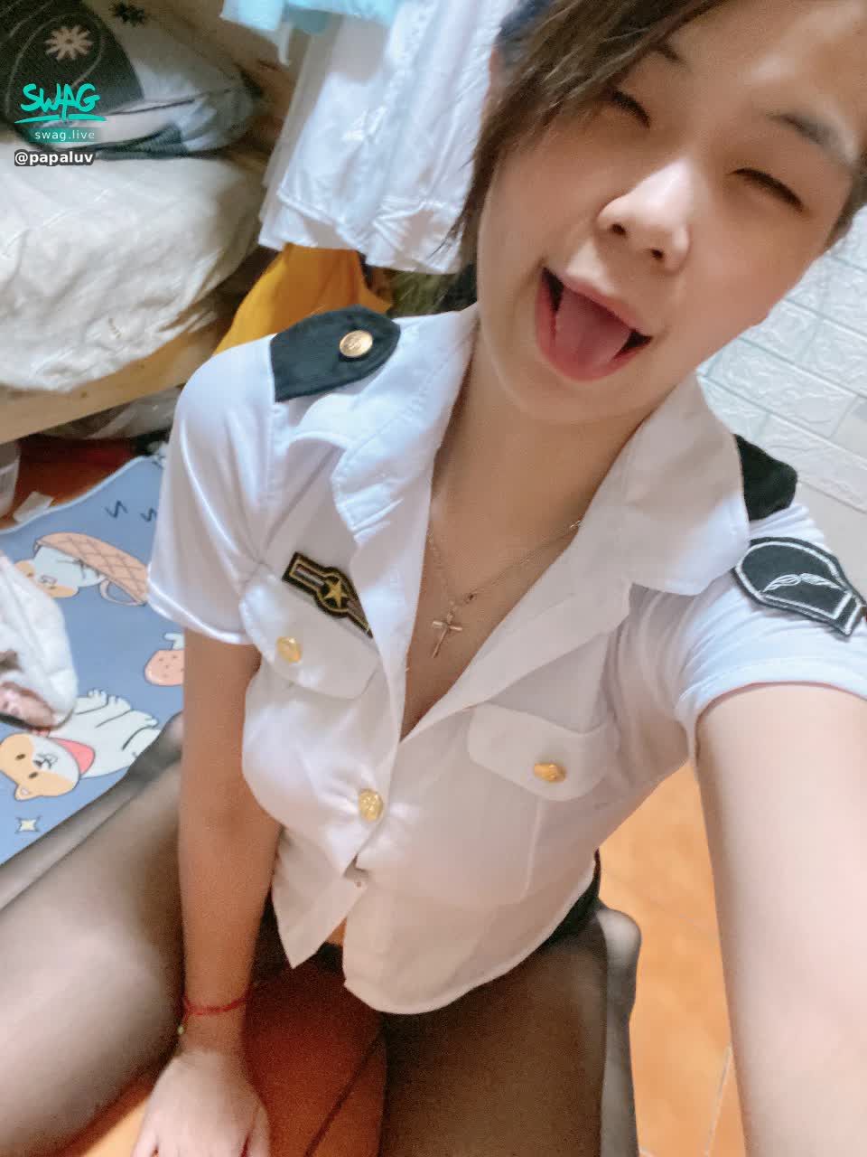 p*****v : 女警趴趴已上線 想要把寶貝的心帶走❤️❤️