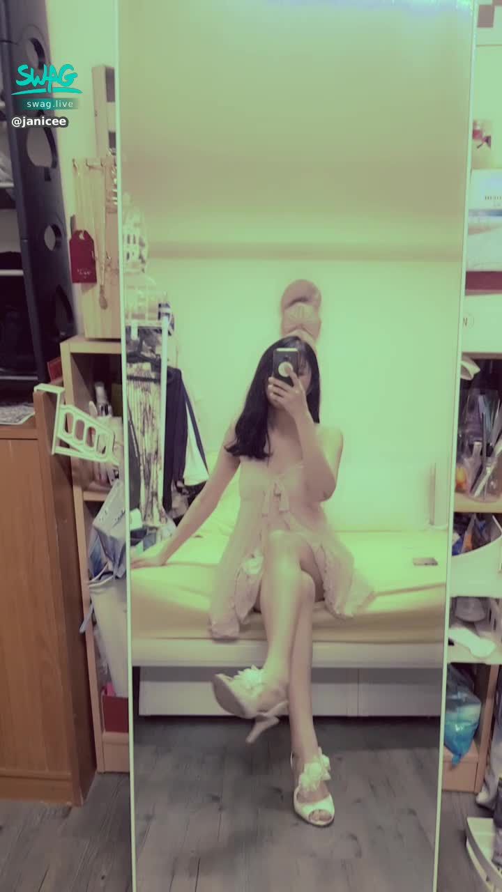 janicee : 花嫁系高跟鞋👠👠
魚口露趾💙
花季的誘人睡衣🌹
petal pinkish🌸
#長髮 #黑髮 #長腿 #美腿 #魚口 #美足 #短裙 #sexy #短裙 #氣質 #細肩帶 #可愛 #睡衣 #洋裝 #鎖骨 #露趾 #蝴蝶結 #低胸 #高跟鞋