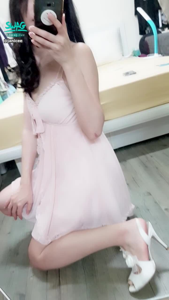 janicee : 白色高跟鞋👠
綴以花朵🌸🌸🌸
性感跪姿💋
花季的誘人睡衣🌹
petal pinkish😍
#長髮 #黑髮 #長腿 #美腿 #細跟 #美足 #短裙 #sexy #短裙 #氣質 #細肩帶 #可愛 #睡衣 #洋裝 #鎖骨 #露趾 #蝴蝶結 #低胸 #高跟鞋