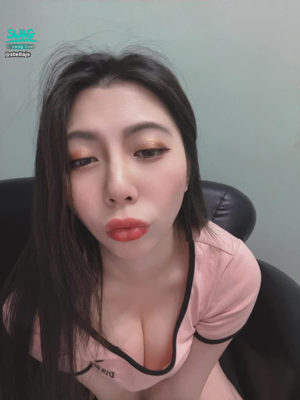 stellajs : 這麼貼身的衣服 裡面都沒有穿內內喔😏😏想看更多真空影片嗎😈😈私訊葡萄解鎖喔
#葡萄 #真空 #奶 #大奶 #週一晚上9點直播