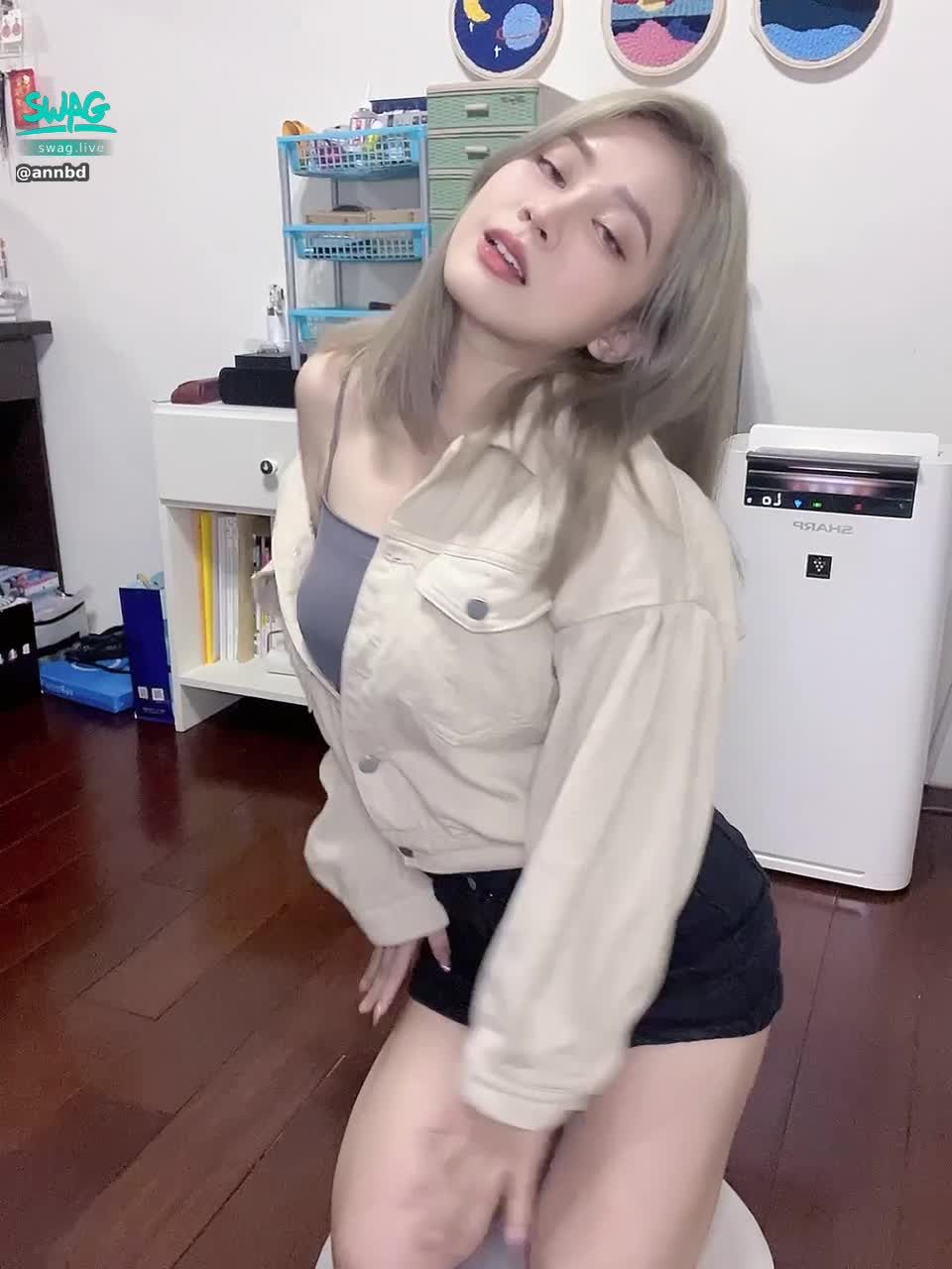 annbd : 每次揉奶都要有點期待吧～今天揉的特別起勁 還不私訊解鎖