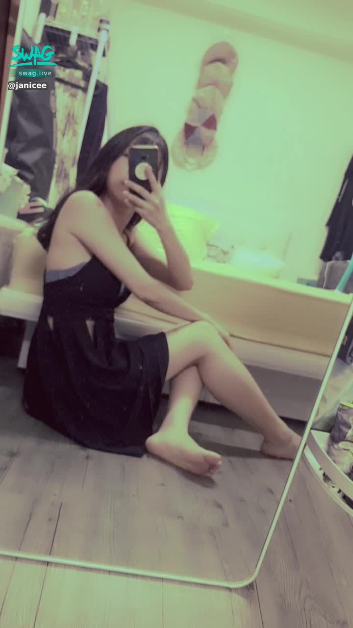 janicee : 轉換坐姿時露出小褲，oops😈
側面時看到內衣的形狀👀
展示肌膚的深V鏤空♥️
黑色戰袍🌹
deeply sexy💓
#長髮 #黑髮 #短裙 #sexy #睡衣 #氣質 #細肩帶 #低胸 #洋裝 #鎖骨 #深V #鏤空 #赤腳 #裸足 #美腿 #性感 #腳底 #bra #曝光 #小褲