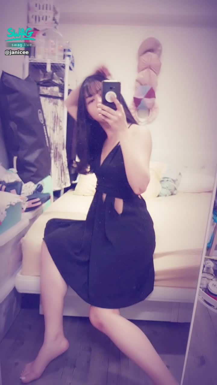 janicee : 側坐的腰線♥️
從洞洞窺探身材👀
深V鏤空的露肌感💖
黑色性感洋裝💋
deeply sexy⭐
#長髮 #黑髮 #短裙 #sexy #睡衣 #氣質 #細肩帶 #低胸 #洋裝 #鎖骨 #深V #鏤空 #赤腳 #裸足 #美腿 #性感 #bra #內衣