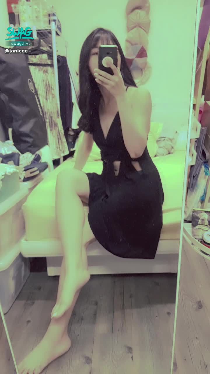 janicee : 從洞口跑出來的小褲👀👀👀
拉開洞洞給你看😈
深V鏤空的露肌感💖
黑色性感洋裝💋
deeply sexy⭐
#長髮 #黑髮 #短裙 #sexy #睡衣 #氣質 #細肩帶 #低胸 #洋裝 #鎖骨 #深V #鏤空 #赤腳 #裸足 #美腿 #性感 #bra #內衣 #小褲