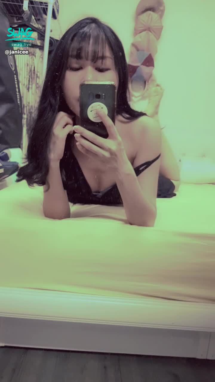 janicee : 放下兩側肩帶👀
床上趴著😍
要滿出的性感😈😈😈
深V鏤空的露肌感💖
黑色性感洋裝💋
deeply sexy⭐
#長髮 #黑髮 #短裙 #sexy #睡衣 #氣質 #細肩帶 #低胸 #洋裝 #鎖骨 #深V #赤腳 #裸足 #美腿 #性感 #bra #內衣 #乳溝