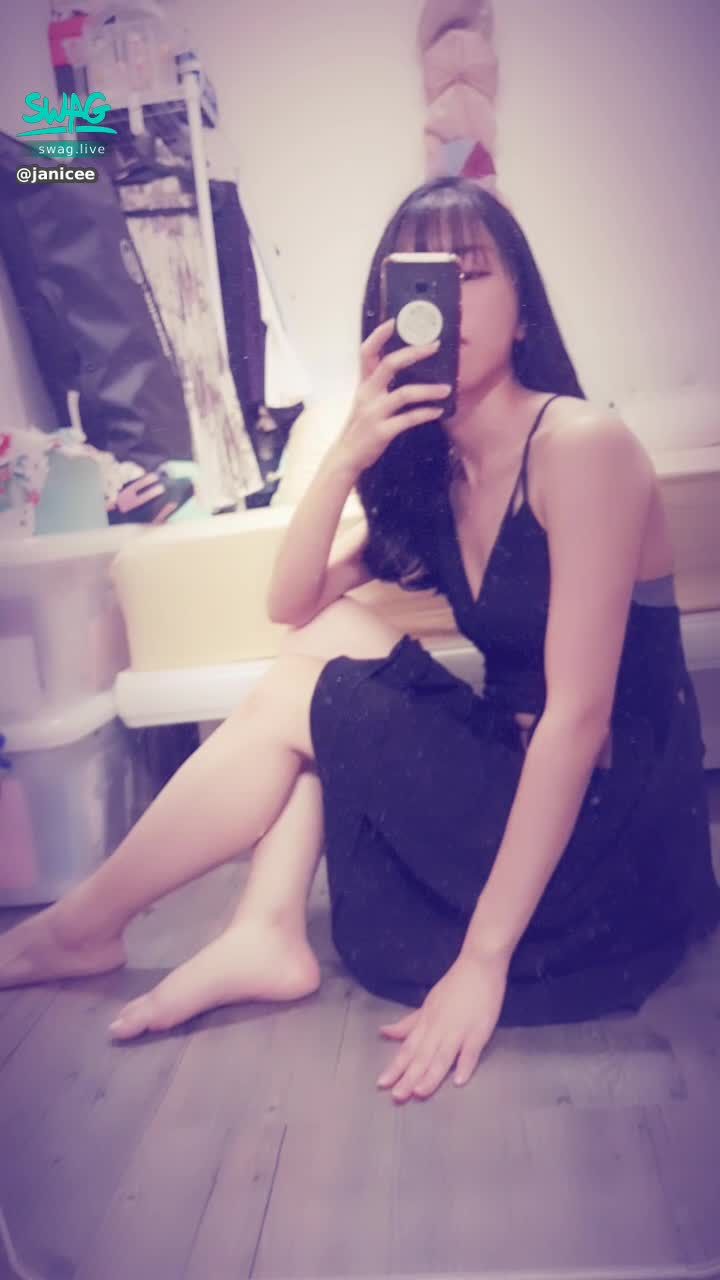 janicee : 背後的性感交叉與內衣😈
內褲又從洞洞跑出來了👀
露出肌膚的深V鏤空♥️
黑色戰袍🌹
deeply sexy💓
#長髮 #黑髮 #短裙 #sexy #睡衣 #氣質 #細肩帶 #低胸 #洋裝 #鎖骨 #深V #鏤空 #赤腳 #裸足 #美腿 #性感 #美背 #bra #內衣