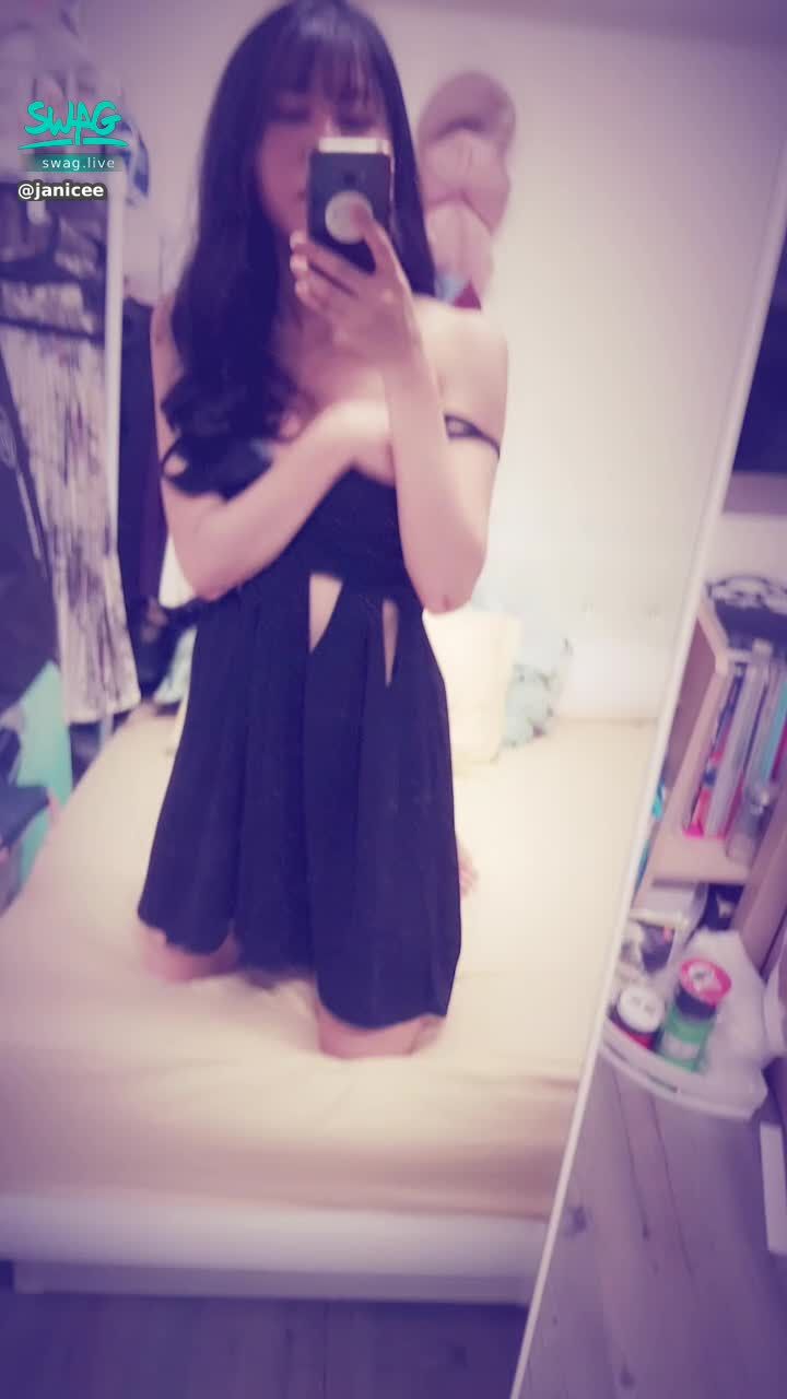 janicee : 捧著一直掉下去的洋裝😈😈
一直從洞洞跑出來見客的小褲😈
深V鏤空的露肌感💖
黑色性感洋裝💋
deeply sexy⭐
#長髮 #黑髮 #短裙 #sexy #睡衣 #氣質 #細肩帶 #低胸 #洋裝 #鎖骨 #深V #鏤空 #赤腳 #裸足 #美腿 #性感 #bra #內衣