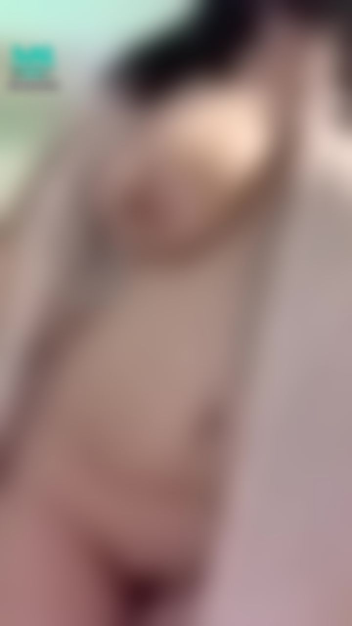 kathyicup : 今天沒穿內衣褲就出門上班一整天😈回到家了給你們看看裡面的巨乳、一線鮑、屁蛋，這樣是不是很騷呀？👅🍆💦🔞

#屁蛋 #爆乳 #巨乳 #露點 #肉感 #大腿 #一線鮑 #淫女 #痴女
