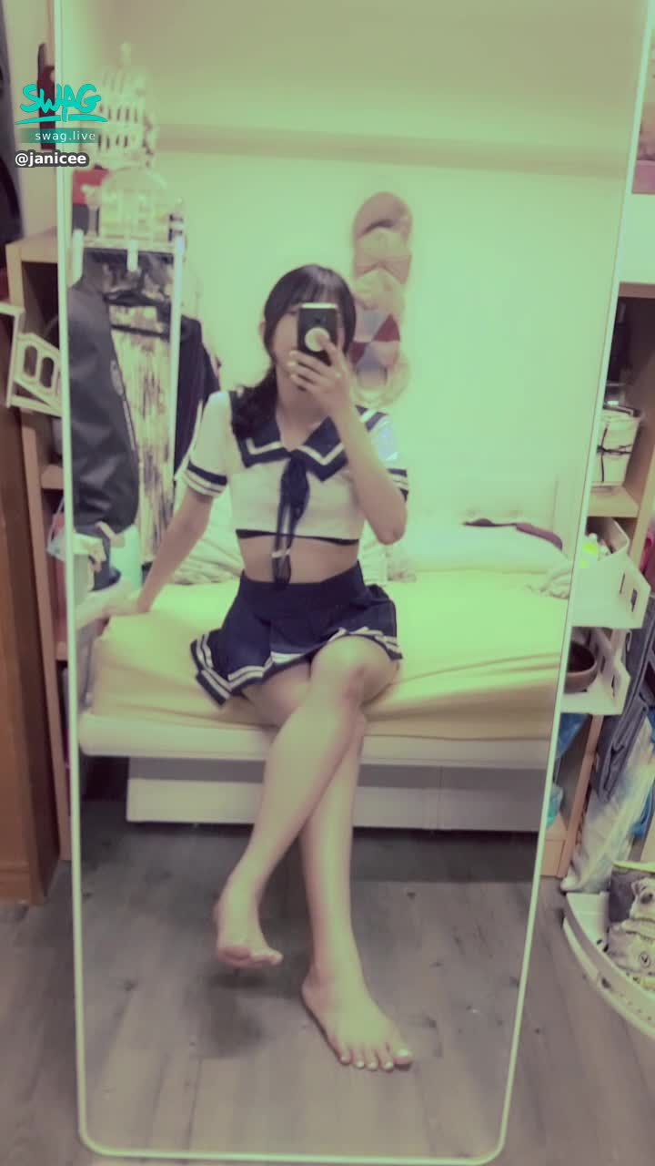  : Sailor suit girl pulling bow tie sitting beside the bed 🎀
Uniform showing underwear ♥️
Glowing Legs with Slit Miniskirt 😈
sailor moon 💙♥️💙
#長髮 #黑髮 #sexy #短裙 #學生服 #制服 #開衩 #赤腳 #美腿 #性感 #腳趾 #馬尾 #指甲油 #裸足