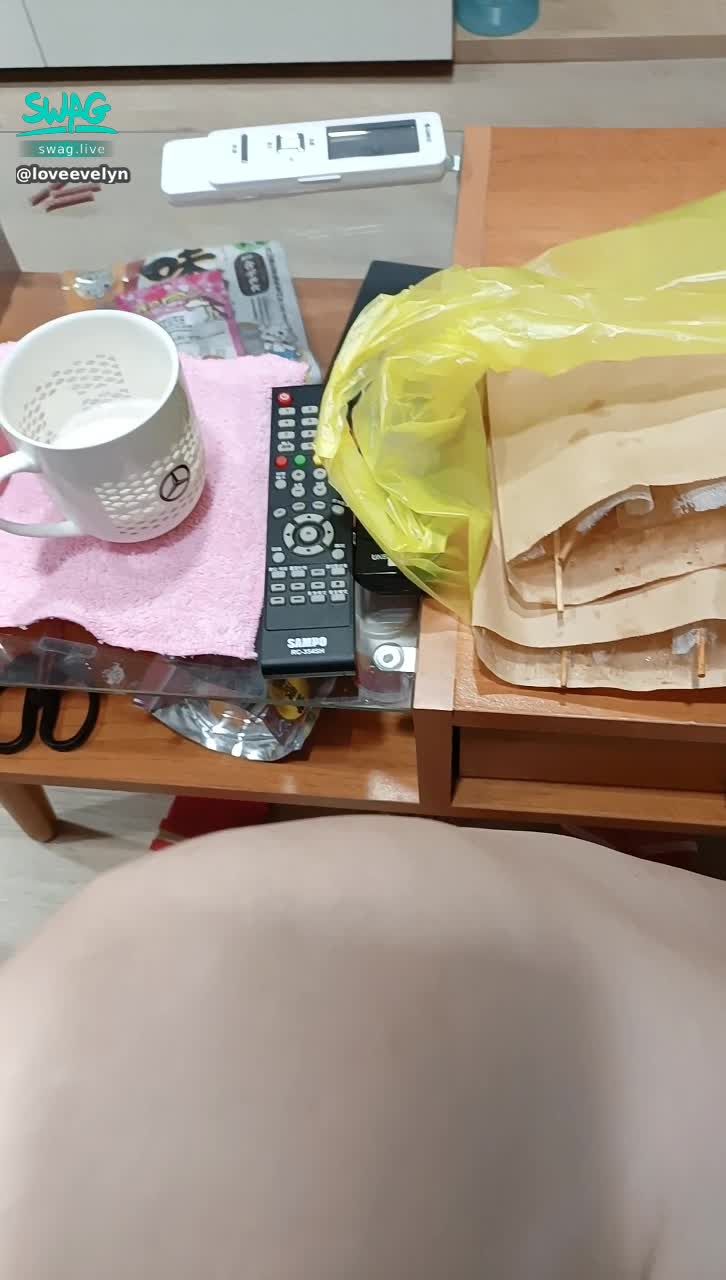 loveevelyn : PK結束了
穿少少，吃燒烤，自我放飛一下呀~
吃起乃🤪🤪🤪