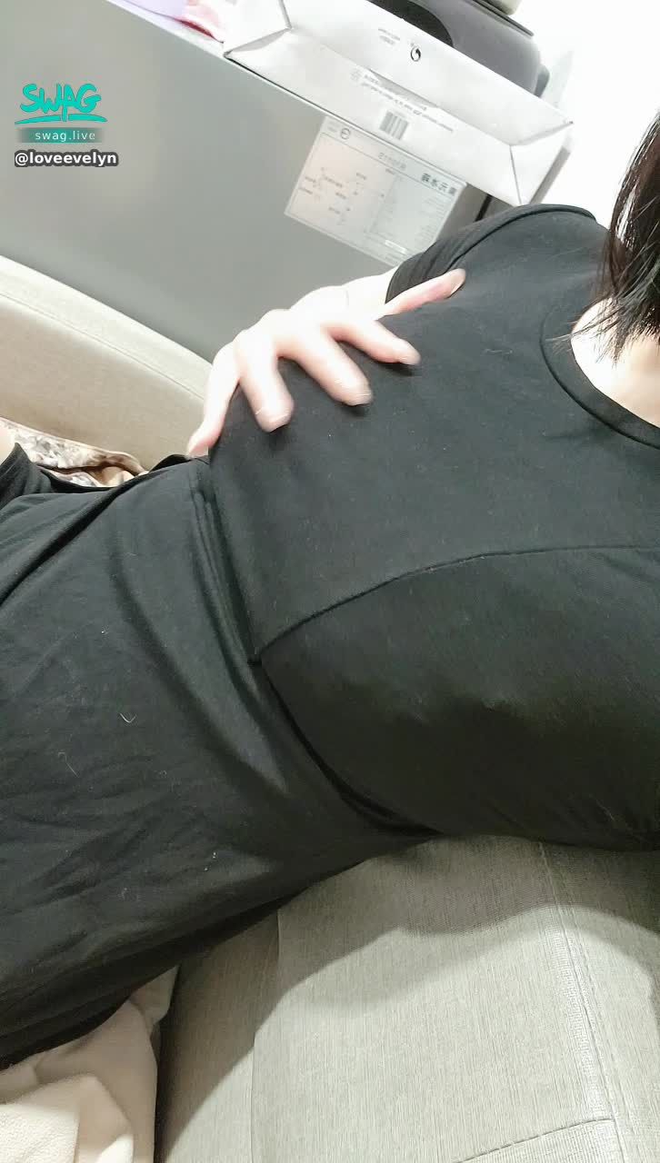 loveevelyn : 1分鐘的伊式撩
揉個奶～摸摸大長腿～哥解起來好嗎？

比起讓我心動的人
我更喜歡讓我心安的人
我知你冷暖 你懂我悲歡
我崇拜你像個英雄
你寵我像個孩子