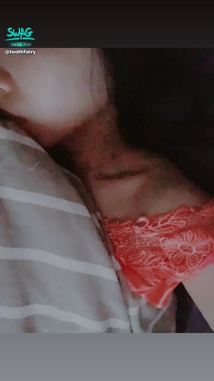 toothfairy : 午安～ 各位～ 
牙牙午睡剛睡醒～ 依然爆血中🩸
好想你們啊～ 

今天晚上10:30準時上線來找各位寶貝了🥰
要來看我唷～ 打勾勾✅

#小隻馬 #💎女神 #可壞可愛 #最萌 #國民女友
