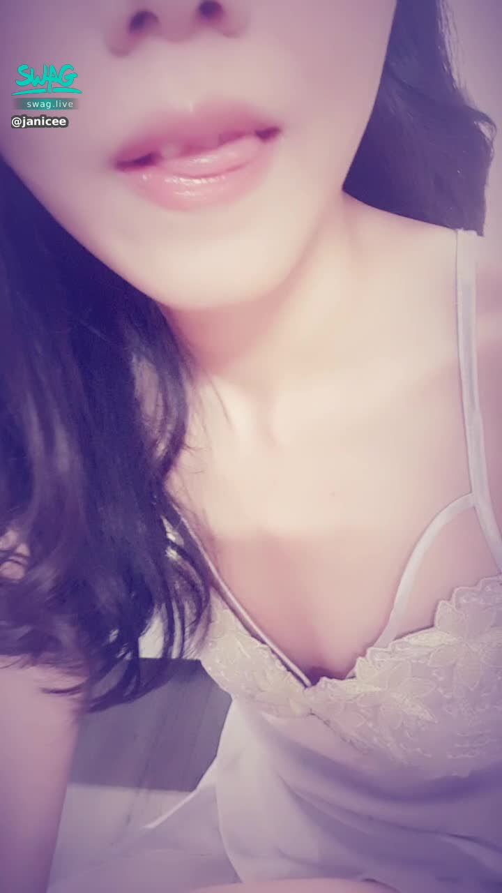 janicee : 舔舔嘴唇💋
粉紅色的舌頭與雙唇💓
窺探曝光的裙底😈😈😈
點綴一朵花的交叉細肩帶🌸
緞面睡衣💗
satin dress⭐
#長髮 #黑髮 #sexy #短裙 #氣質 #睡衣 #細肩帶 #鎖骨 #深V #低胸 #赤腳 #美腿 #性感 #腳趾 #裸足 #裸背 #腳底 #嘴唇 #舌頭 #小褲 #曝光