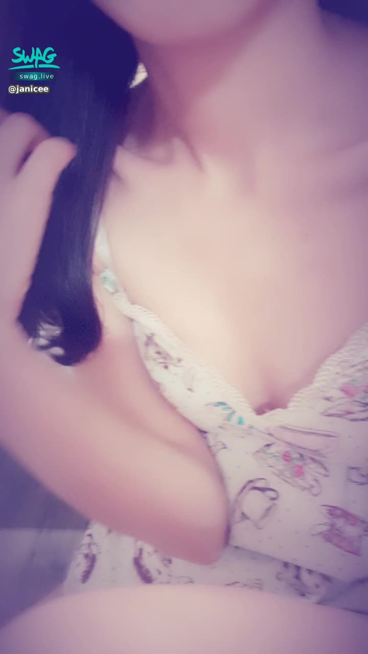 janicee : 舔舔嘴誘惑一下😈😈😈
拍到褲底露出來的小褲💋💋💋💋💋
性感男友視角👀
甜點系女孩♥️
誘人的深V💗
sweety💚
#長髮 #黑髮 #sexy #短褲 #氣質 #睡衣 #細肩帶 #鎖骨 #深V #低胸 #赤腳 #美腿 #性感 #腳趾 #指甲油 #裸足 #曝光 #褲底 #嘴唇 #舌頭