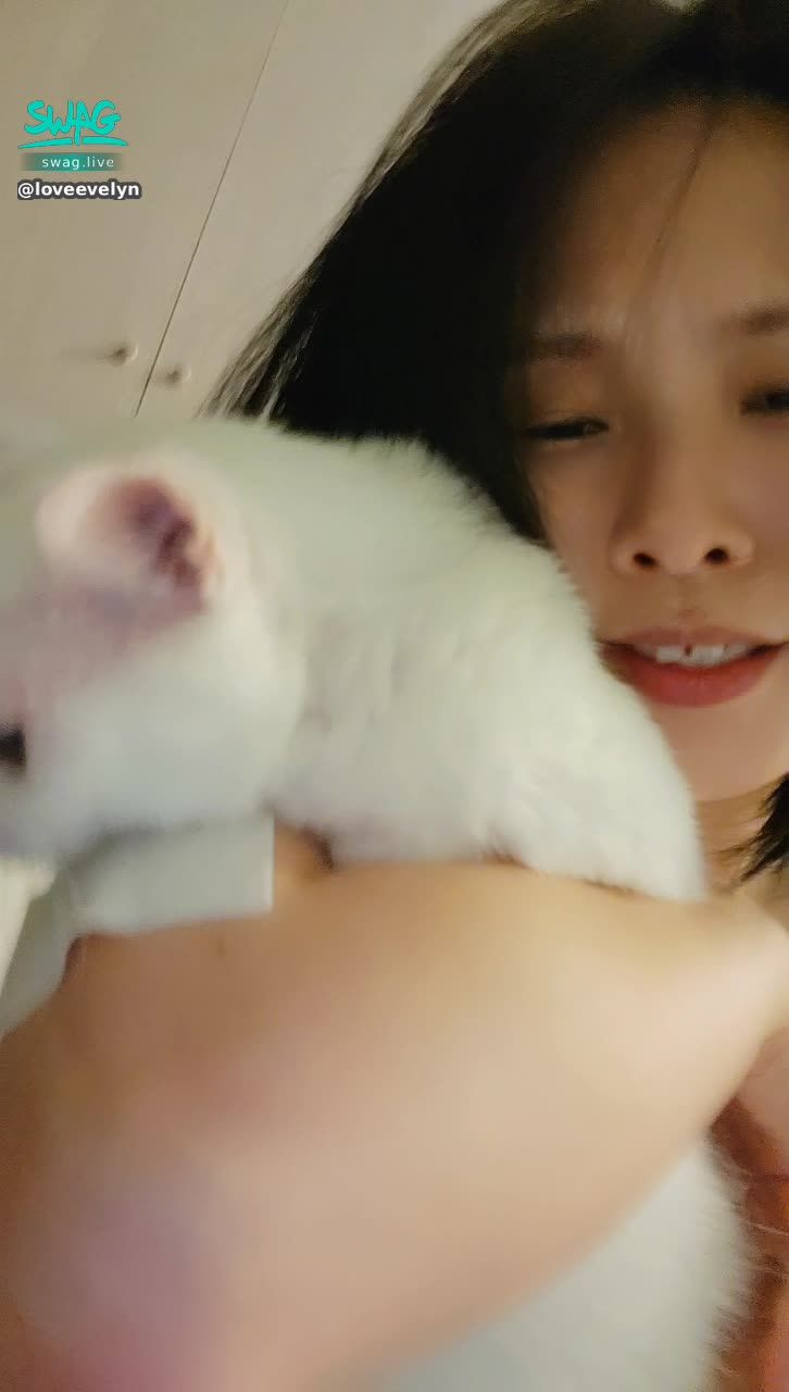 loveevelyn : 應觀眾要求
跟我們臭妮🐱寶貝拍段甜蜜影片
內有深深乳溝，慎入😈