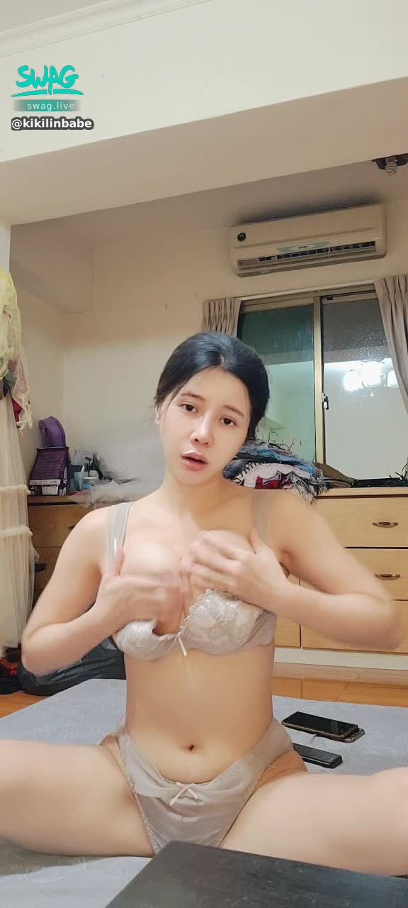 kikilinbabe : 床上發浪開腿揉奶抖抖抖抖奶好想要你舔我擠出來的乳汁怎麼可以只有我吸吸呢