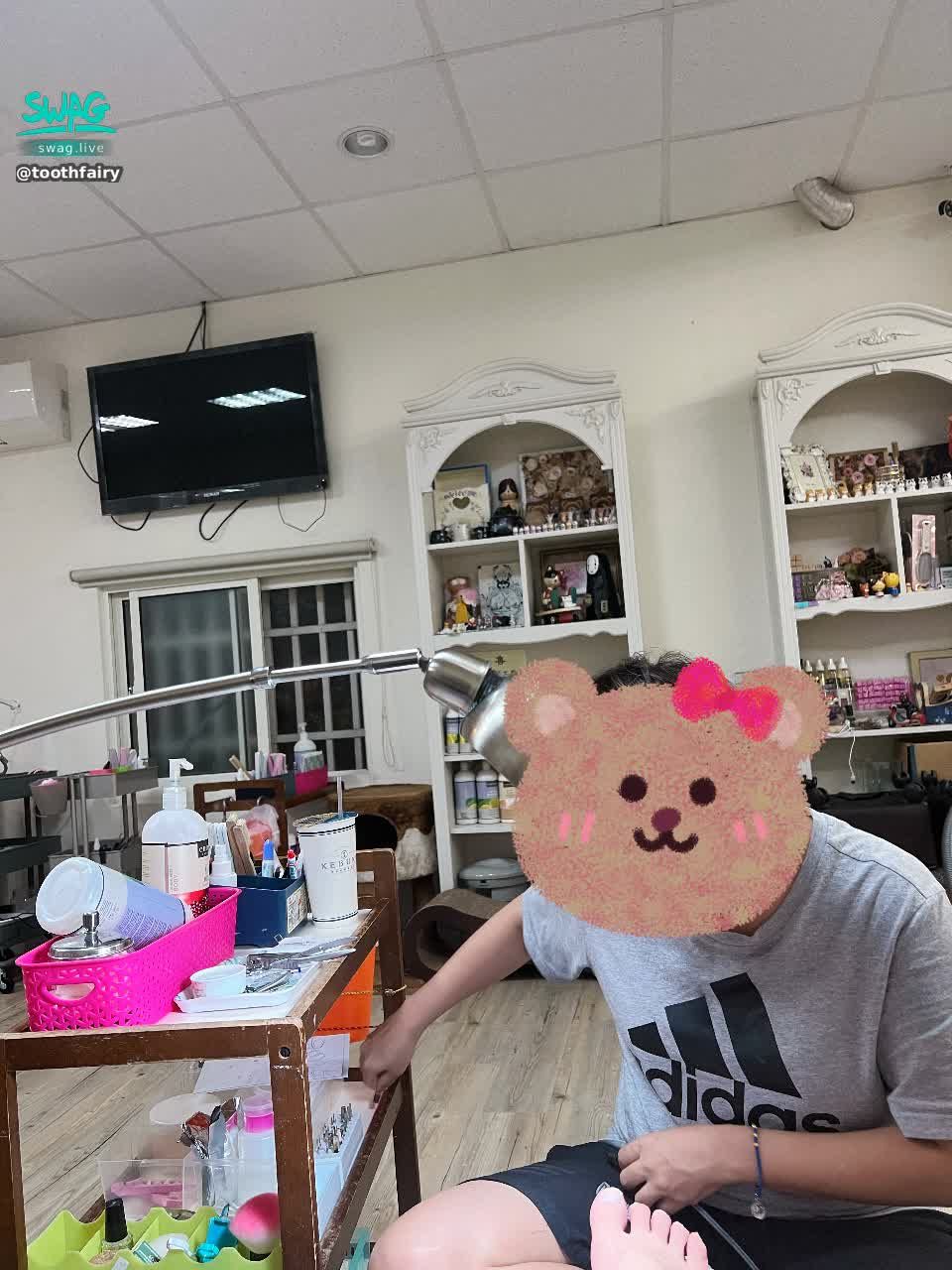 toothfairy : 終於下班了～ 呼～ 
今天下班來做指甲養護～ 
換個顏色換個心情🤭

今天直播會暫停一天唷💕
明天我們10:30不見不散🤭

#小隻馬 #最萌反差 #可愛可壞 #牙牙 #童顏 #指甲